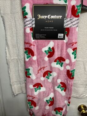 🎀🎅💚🎀🎅💚Juicy Couture Pink Holiday Plush Throw with Red & Green Santa Hat Motif